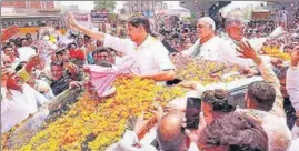  ?? MANOJ DHAKA/HT ?? Leader of Opposition Bhupinder Singh Hooda and newly-appointed Haryana Congress chief Udai Bhan get a rousing welcome on their way to Chandigarh on Wednesday.