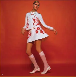  ??  ?? 2. Le tailleur minijupe par Ungaro, en 1968.