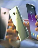  ?? Foto: AFP / Jung Yeon-Je ?? Eine Studie ergab, dass Smartphone-Käufer trotz üppiger Auswahl nicht überforder­t sind.