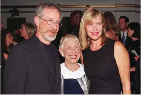  ?? (Fred Prouser/Reuters) ?? STEVEN SPIELBERG, his mother Leah (center) and wife, actress Kate Capshaw,
at the premiere of ‘Saving Private Ryan.’