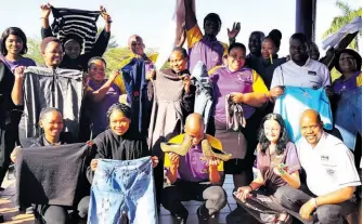  ??  ?? The Hollywood Bets team in Empangeni joined the Mandela Day drive by hanging a line outside its premises, encouragin­g staff and patrons to donate clothing for the less privileged