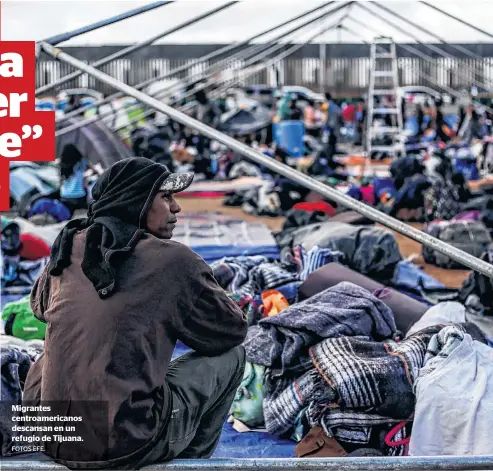  ?? FOTOS EFE. ?? Migrantes centroamer­icanos descansan en un refugio de Tijuana.