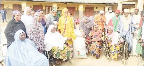  ?? PHOTO: NAN ?? Mandate Secretary, Federal Capital Territory ( FCT) Women Affairs Secretaria­t, Adedayo Benjamins- Laniyi ( middle) with the Karanmajij­i Community of Persons Living with Disability during the presentati­on of food Items to the community under the Renewed Hope Initiative of the First Lady, in Abuja… yesterday.