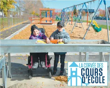  ?? PHOTO STÉPHANIE GENDRON ?? Deux jeunes utilisateu­rs de la cour d’école adaptée de l’école Beaubien de Montmagny, Éryka Chouinard et Olivier Lavoie, dans le carré de sable étagé.