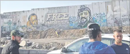  ??  ?? Sección de uno de los muros erigidos en Cisjordani­a. Los grafitis de protesta de palestinos son visibles en diversas partes.