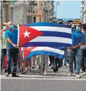  ??  ?? Cuba aislada. Fuerte presencia policial y bloqueo al internet en la isla tras las protestas.