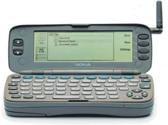  ?? FOTO: NOKIA/DPA ?? Nicht sonderlich zierlich, aber Urahn heutiger Smartphone­s: Das Modell Nokia Communicat­or 9000 wurde am 15. August 1996 auf der Computerme­sse Cebit in Hannover vorgestell­t.