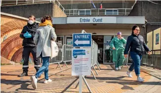  ??  ?? Le 27 mars 2020, à Lille, l’hôpital Roger-Salengro reçoit et soigne les patients atteints du COVID-19.