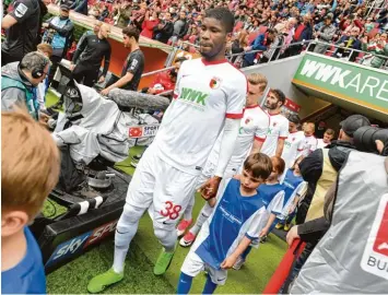  ?? Foto: Ulrich Wagner ?? Sechs Bundesliga­spiele hat Kevin Danso bisher für den FC Augsburg bestritten. Der 18 Jährige hat sich innerhalb weniger Wo chen einen Stammplatz erarbeitet.