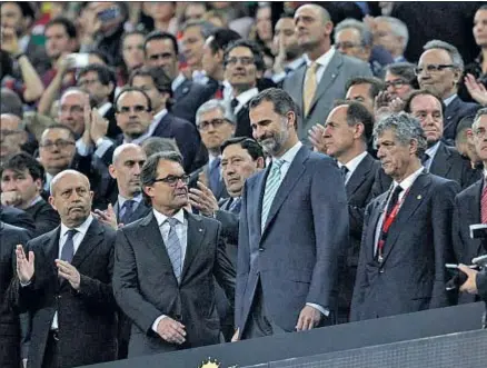  ?? CÉSAR RANGEL ?? Wert, Mas, Felipe VI y Villar, en la primera fila del palco en el instante posterior a la pitada