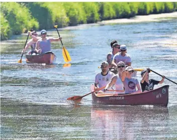  ??  ?? Paddeln auf der Niers – wie hier bei Oedt – ist nur eine Möglichkei­t, im Urlaub aktiv zu sein. Auch mit vielfältig­en Outdoor-Aktivitäte­n wirbt die Niederrhei­n Tourismus GmbH für die Region.