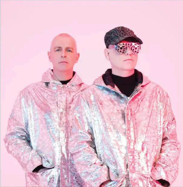  ??  ?? Pet Shop Boys består af sanger og sangskrive­r Neil Tennant (t.v.) og maskinmest­er Chris Lowe. Duoen har solgt mere end 50 mio. plader. Foto: Phil Fisk