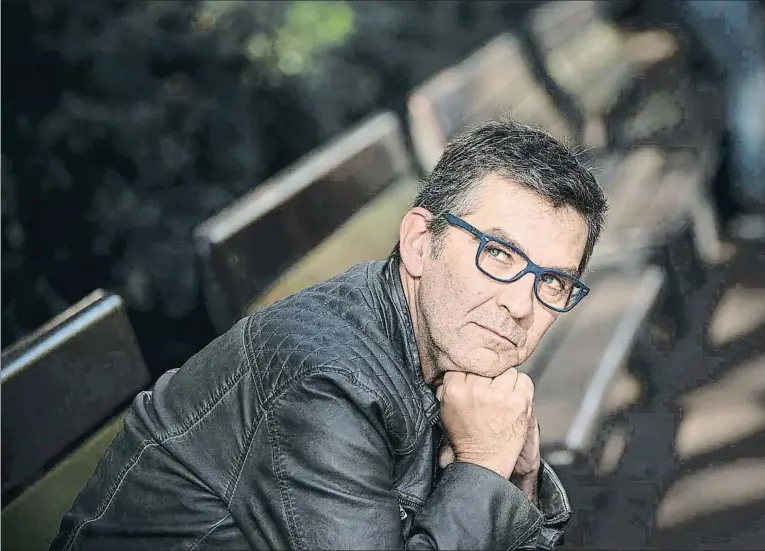  ??  ?? Queco Novell (54 años) es periodista, actor y el humorista que interpreta a Rajoy y a Puigdemont en Polònia, el programa de sátira política de TV3