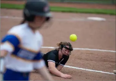  ?? AIMEE BIELOZER — FOR THE MORNING JOURNAL ?? Wellington pitcher Payton Regal makes a diving throw May 16.