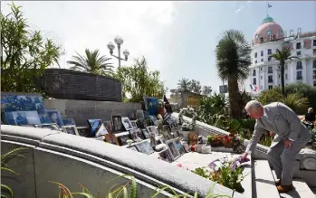  ?? (Photos Jean-Pierre Amet/AFP) ?? Temps fort de la journée : l’hommage du prince Charles aux victimes de l’attentat du  juillet . Des fleurs, des pleurs, du coeur…