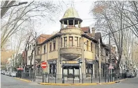  ??  ?? Café París. Uno de los comercios que casi se extinguen en cuarentena.