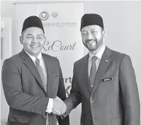  ?? — Gambar Bernama ?? TAHNIAH: Mukhriz (kanan) bersalaman dengan Mohd Firdaus yang dilantik sebagai Pengerusi Jawatankua­sa Penerangan, Komunikasi dan Multimedia, Badan-badan Bukan Kerajaan (NGO) Negeri Kedah di Alor Setar semalam.