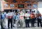 ?? CHRISTOPHE­R REYNOLDS TNS ?? Tour guides and drivers await arrivals at the Los Cabos Internatio­nal Airport.