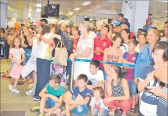  ??  ?? Mucha gente acudió al aeropuerto Silvio Pettirossi para recibir a los familiares.