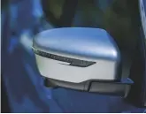  ??  ?? Vanbuiten herken je de Tekna+ aan de zilverkleu­rige spiegelkap­pen. De nieuwe 19- inch wielen zijn standaard vanaf de Tekna.