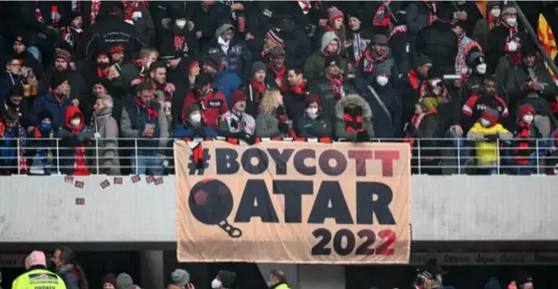  ?? ?? Freiburg fans display a banner calling for a World Cup boycott