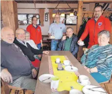  ?? FOTO: HORST SCHWEIZER ?? Regelmäßig viel Betrieb im Lifthaus: Das ehrenamtli­che Wirteteam des Skiclubs Onstmettin­gen bewirtet die Gäste und das schon seit mehr als 20 Jahren.