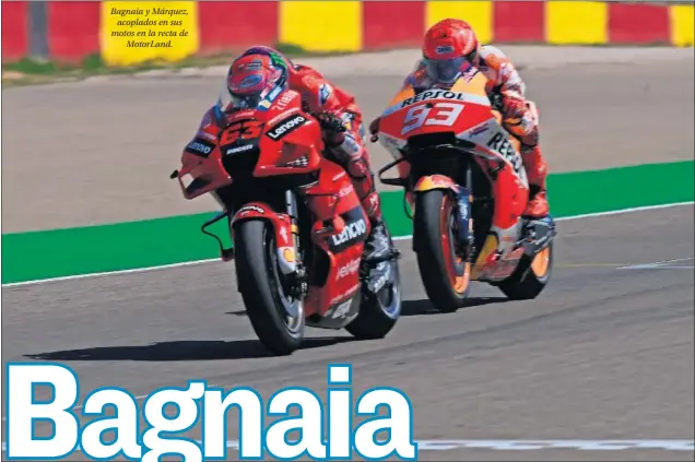  ??  ?? Bagnaia y Márquez, acoplados en sus motos en la recta de MotorLand.