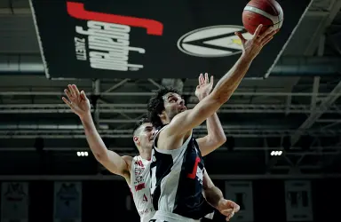  ??  ?? Fuoriclass­e Milos Teodosic è la più importante conferma per la Virtus di Djordjevic
La vicenda
 Con la decisione dell’Eurolega di sospendere l’Eurocup la stagione della Virtus è finita
 L’ad bianconero ha detto che è stata «una stagione da dieci»
 L’anno prossimo la Virtus parte da diverse conferme: Teodosic su tutti poi Ricci, Markovic, Pajola, Weems, Baldi Rossi, Hunter e Gamble