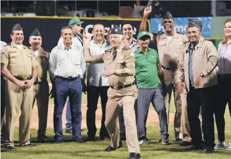  ??  ?? Kalil Haché realiza el lanzamient­o de honor previo a un partido de la temporada 2017-2018, en el Estadio Tetelo Vargas. sede de las Estrellas.