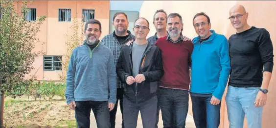  ?? /ÓMNIUM CULTURAL ?? De izquierda a derecha: Jordi Sànchez, Oriol Junqueras, Jordi Turull, Joaquim Forn, Jordi Cuixart, Josep Rull y Raül Romeva.