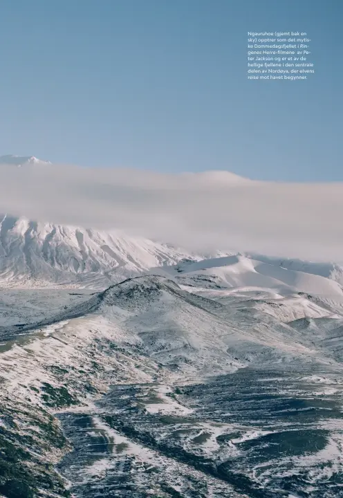  ??  ?? Ngauruhoe (gjemt bak en sky) opptrer som det mytiske Dommedagsf­jellet i Ringenes Herre-filmene av Peter Jackson og er et av de hellige fjellene i den sentrale delen av Nordøya, der elvens reise mot havet begynner.