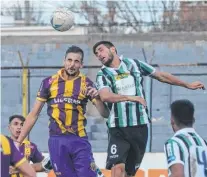  ?? ARCHIVO - LA NUEVA. ?? Juego aéreo. Tiro Federal y Villa Mitre, dos elencos que utilizan bien el balón detenido, estarán hoy frente a frente.