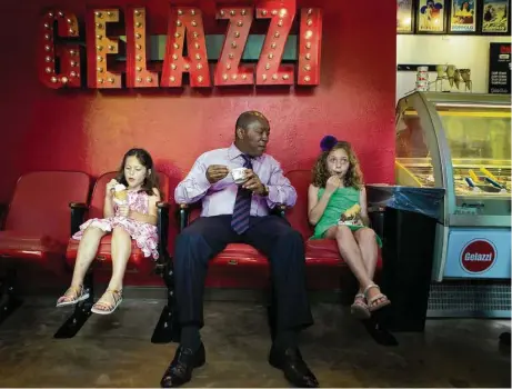  ?? Marie D. De Jesús / Houston Chronicle ?? Mayor Sylvester Turner eats gelato with Sophie Blitz, right, 8, and her sister Annie, 5, after a walk on a recently repaired sidewalk.