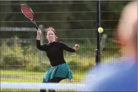  ?? ?? Vanessa Mcbrien gets a return back during the Fermanagh Veterans’ Championsh­ip at the Bawnacre.