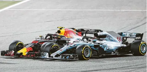  ?? Foto: pixathlon ?? Lewis Hamilton im Mercedes (re.) war wenig erfreut darüber, dass ihm Max Verstappen in Bahrain derart auf die Pelle gerückt ist. MODERNER FÜNFKAMPF MOTORSPORT