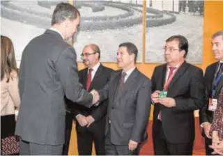  ?? JCCM ?? El rey Felipe VI saluda a García-Page ante la mirada de Sánchez Vara