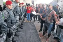  ?? RNESTO RODRIGUES/ESTADÃO ?? Protesto. Líderes indígenas tentam reunião com Bolsonaro