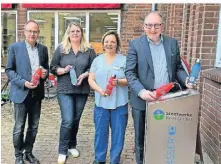  ?? FOTO: STADT REES ?? Kostenlose­s rund um die Uhr: Sebastian Hense, Rita Betancor, Mareike Linsenmaie­r und
Andreas Mai (v.r.) eröffneten jetzt den Trinkwasse­rspender auf dem Marktplatz.