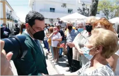  ?? MANUEL ARAGÓN PINA. ?? El presidente de la Junta, Juanma Moreno, pudo compartir algunos abrazos con los vecinos de Paterna.