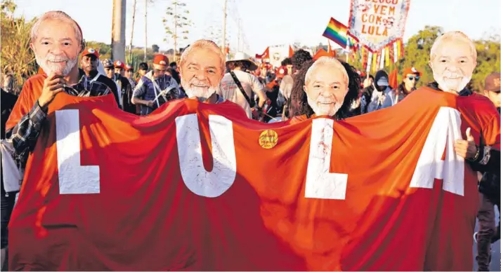  ??  ?? ► Activistas del Movimiento Sin Tierra marchan ayer, en Brasilia, en apoyo a la candidatur­a presidenci­al de Lula para las elecciones de octubre.