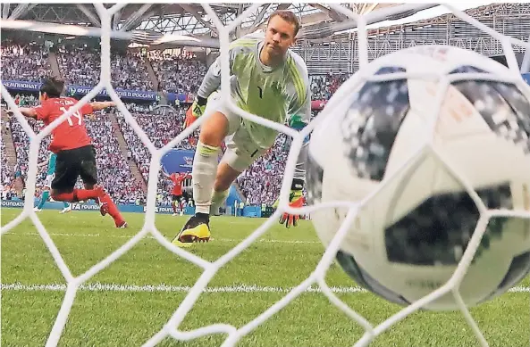  ?? FOTO: DPA ?? Alles aus: Südkoreas Young-Gwon Kim (links, abdrehend) erzielt in der Nachspielz­eit das 1:0 gegen Deutschlan­d. Torwart Manuel Neuer kann dem Ball nur hinterhers­chauen.