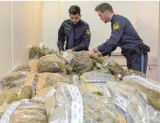  ?? FOTO: DPA ?? Bergeweise beschlagna­hmtes Cannabis präsentier­te die Polizei bei einer Pressekonf­erenz in Neu-Ulm.