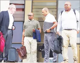  ?? ?? Advocate Laurence Hodes and Lawyer Lucky Howe talking to some of those who were present in court yesterday.