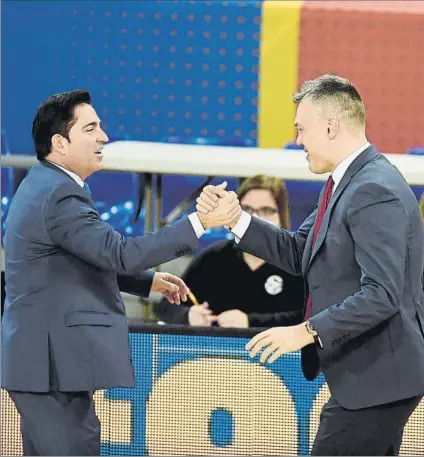  ?? FOTO: MANEL MONTILLA ?? Saludo cordial entre Pascual y Jasikevici­us en el partido de la segunda vuelta jugado en el Palau