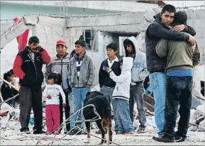  ?? FRANCISCO GUASCO / EFE ?? Vecinos de San Isidro se acercaron al lugar de la explosión