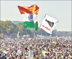  ?? ARVIND YADAV/HT PHOTO ?? AAP supporters wave the tricolour and the party flag at Ramlila Maidan. n