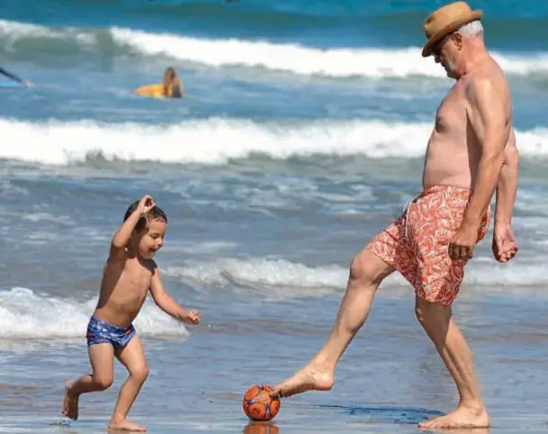  ??  ?? Instalado en Mar del Plata con el protagónic­o en “Un Enemigo del Pueblo”, se las ingenia para poder jugar en la playa con Agustín, el hijo de 2 años de su hija Victoria.