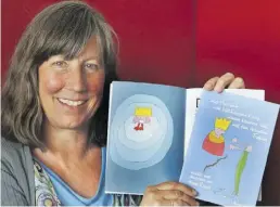  ?? BILD: PATRICK BUCK ?? Hat ein Kinderbuch geschriebe­n und farbenfroh illustrier­t: Hobbyautor­in Anne Rakel