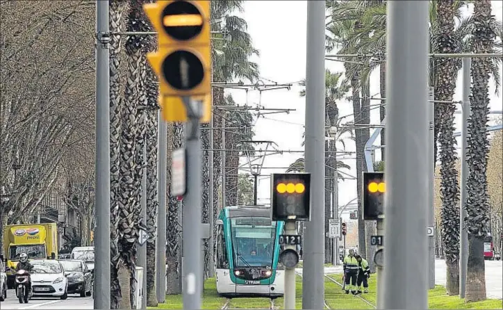  ?? XAVIER GÓMEZ ?? La desconexió­n. Un tranvía de las líneas del Trambaix, a punto de detenerse en la parada término, situada en la plaza Francesc Macià