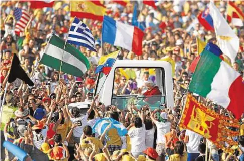  ?? EFE / JAVIER LIZÓN ?? 0 El Papa Benedicto XVI llega al aeródromo de Cuatro Vientos, en Madrid, para presidir la Eucaristía de clausura de la JMJ.